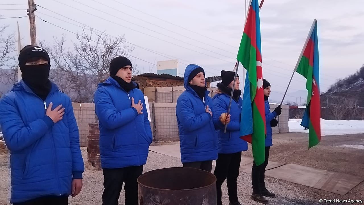 Испаноязычная пресса пишет о проходящей на Лачинской дороге акции протеста экоактивистов (ФОТО)