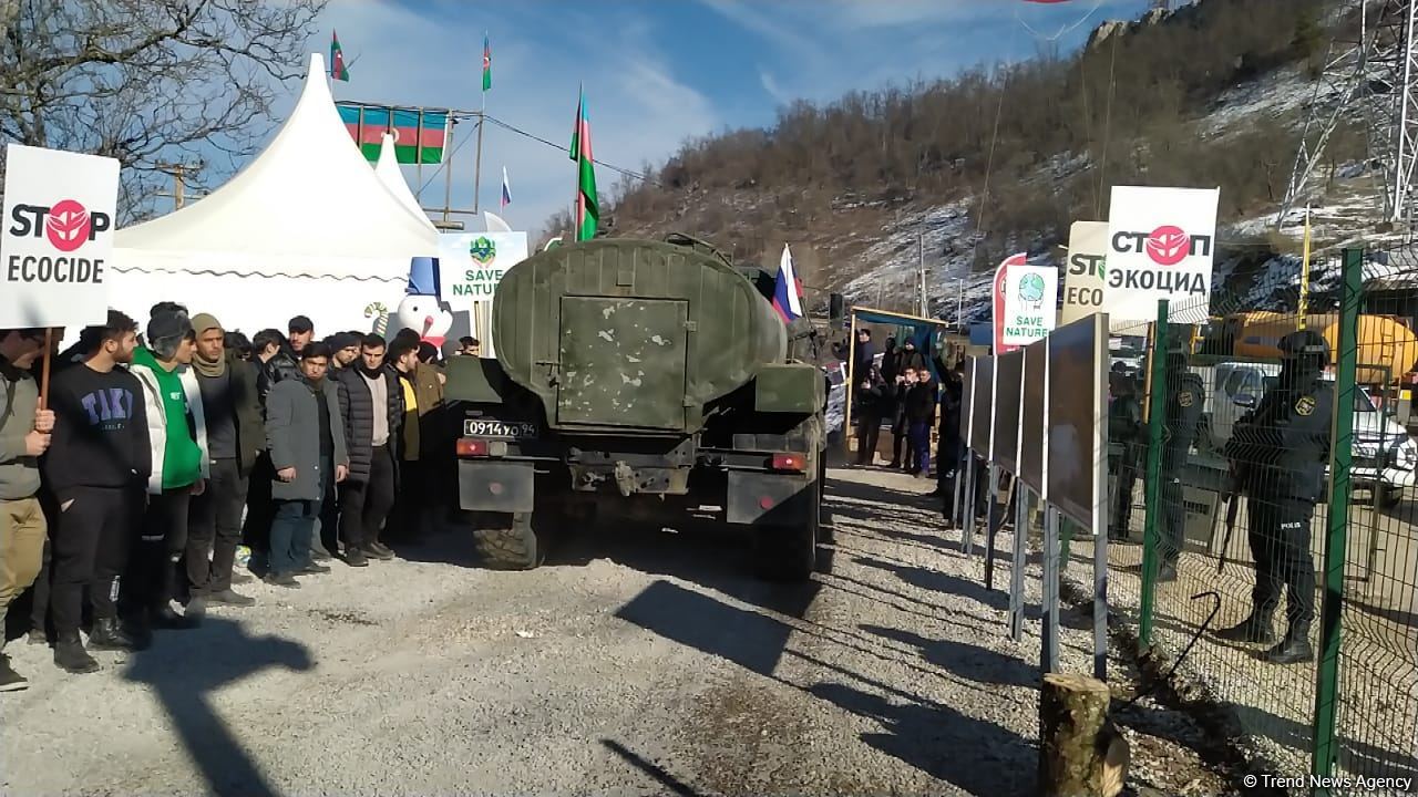 По Лачинской дороге беспрепятственно проехали еще 7 автомашин РМК (ФОТО)