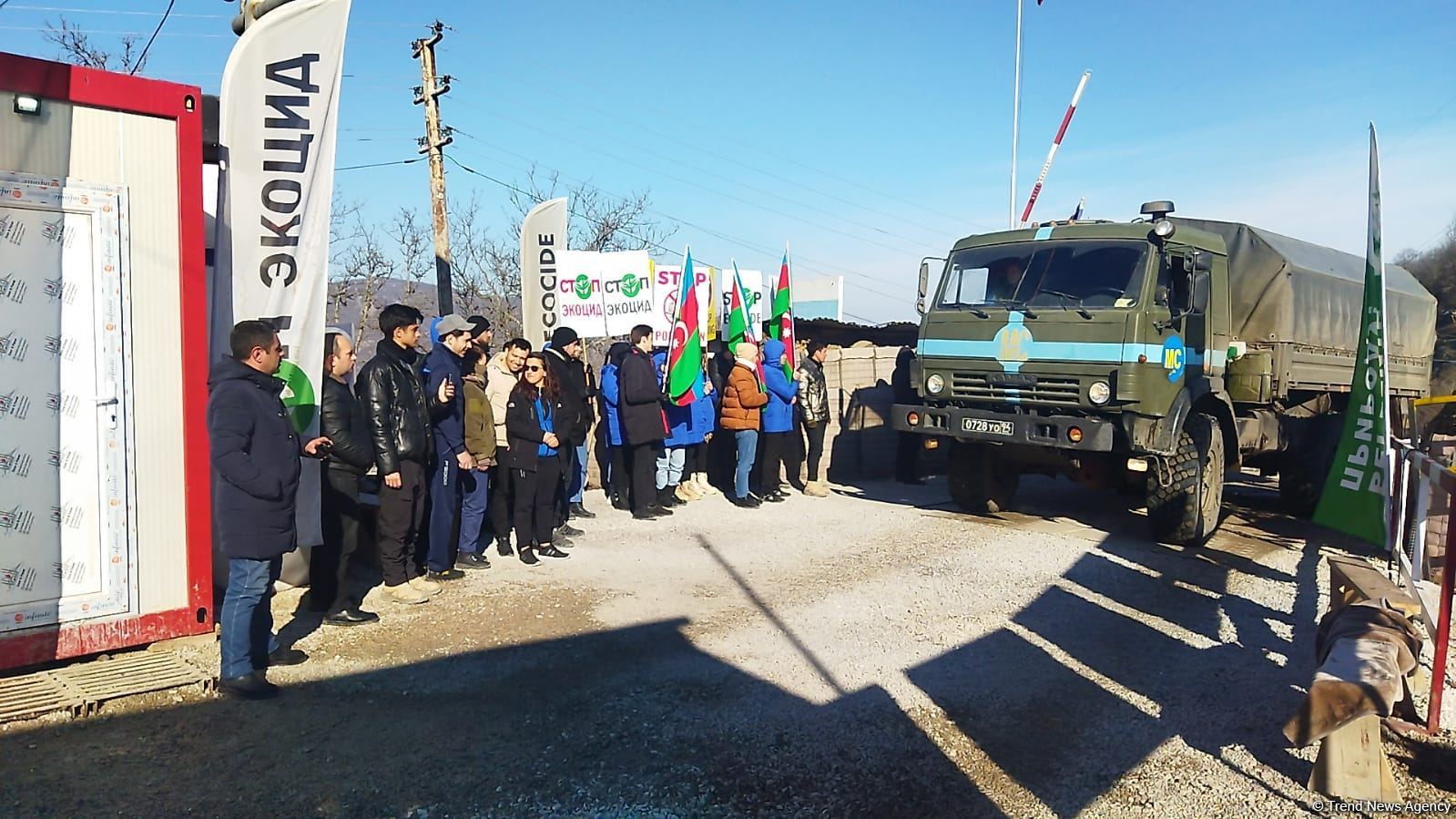 По Лачинской дороге проехала еще одна колонна грузовых автомашин РМК (ФОТО)