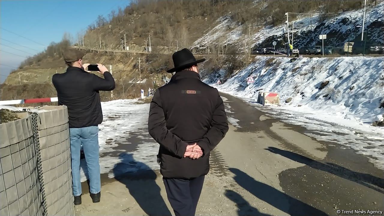 Канадский журналист и грузинский блогер находятся на месте акции азербайджанских экоактивистов на Лачинской дороге (ФОТО)