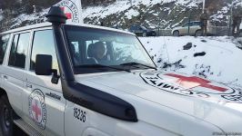 По Лачинской дороге беспрепятственно проехала колонна автомашин Красного Креста (ФОТО)