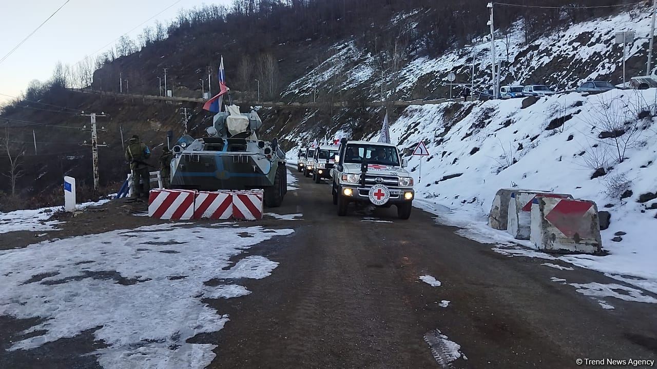 По Лачинской дороге беспрепятственно проехала колонна автомашин Красного Креста (ФОТО)