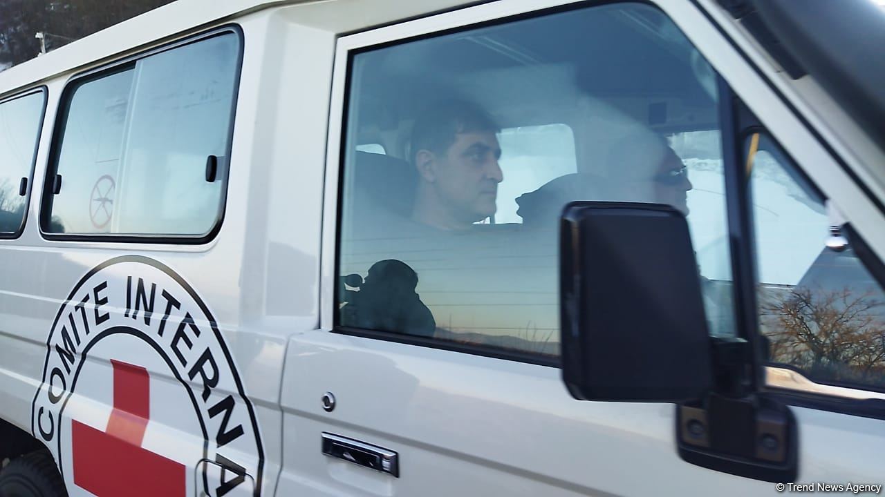 По Лачинской дороге беспрепятственно проехала колонна автомашин Красного Креста (ФОТО)