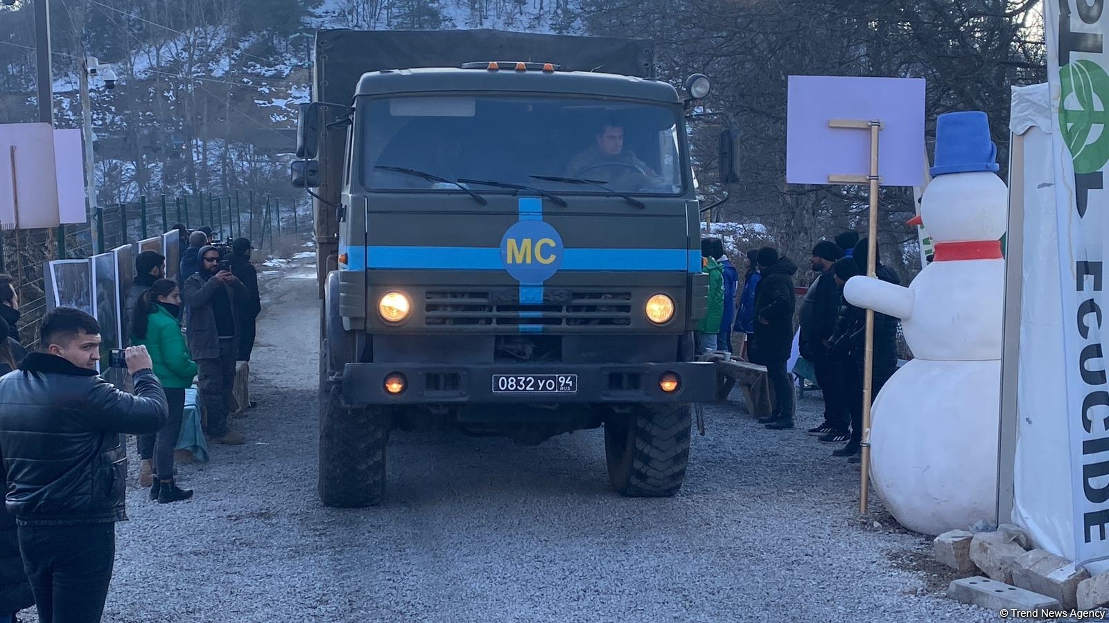 По Лачинской дороге беспрепятственно проехали еще 17 автомобилей миротворцев (ФОТО)