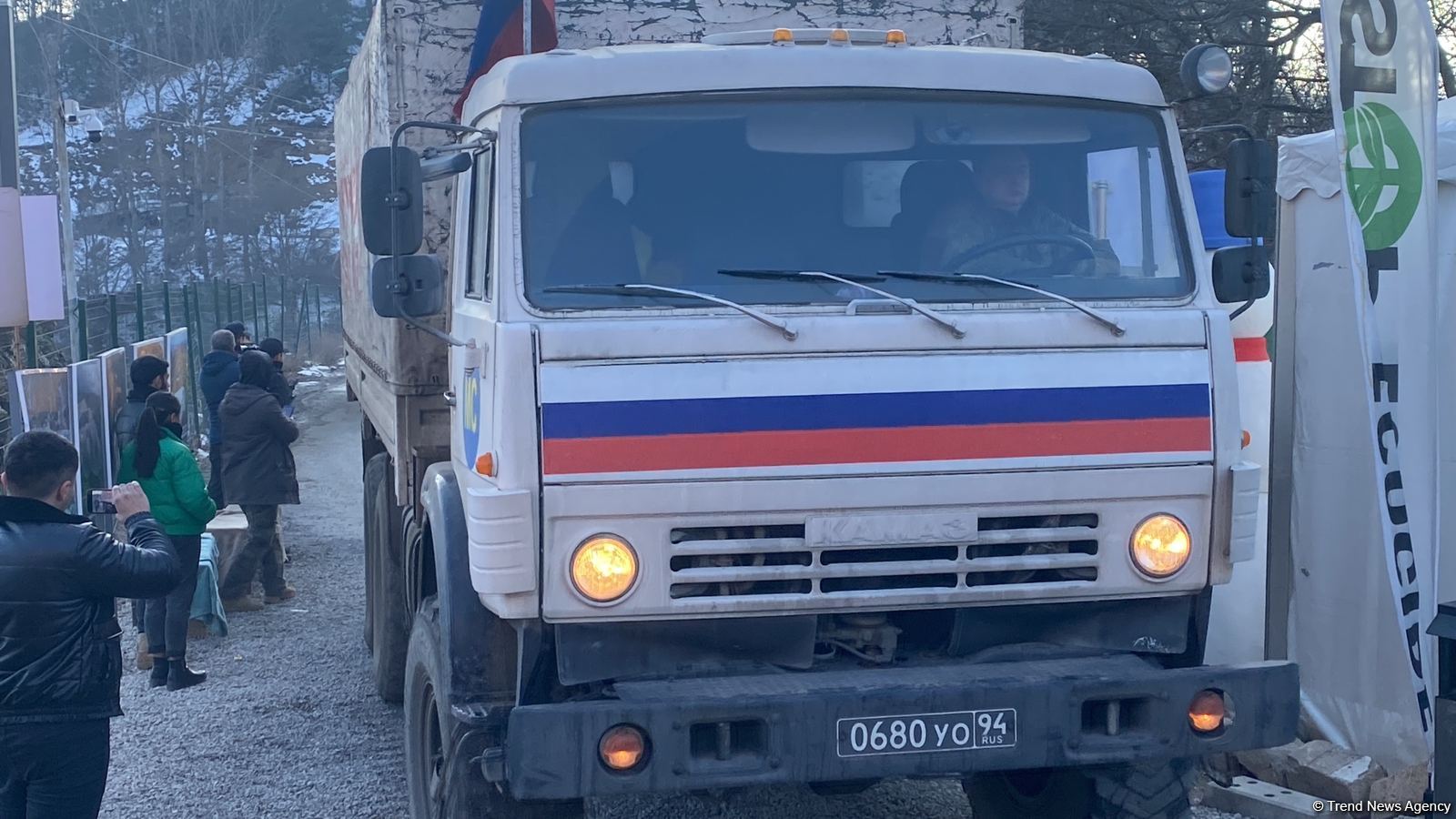 По Лачинской дороге беспрепятственно проехали еще 17 автомобилей миротворцев (ФОТО)
