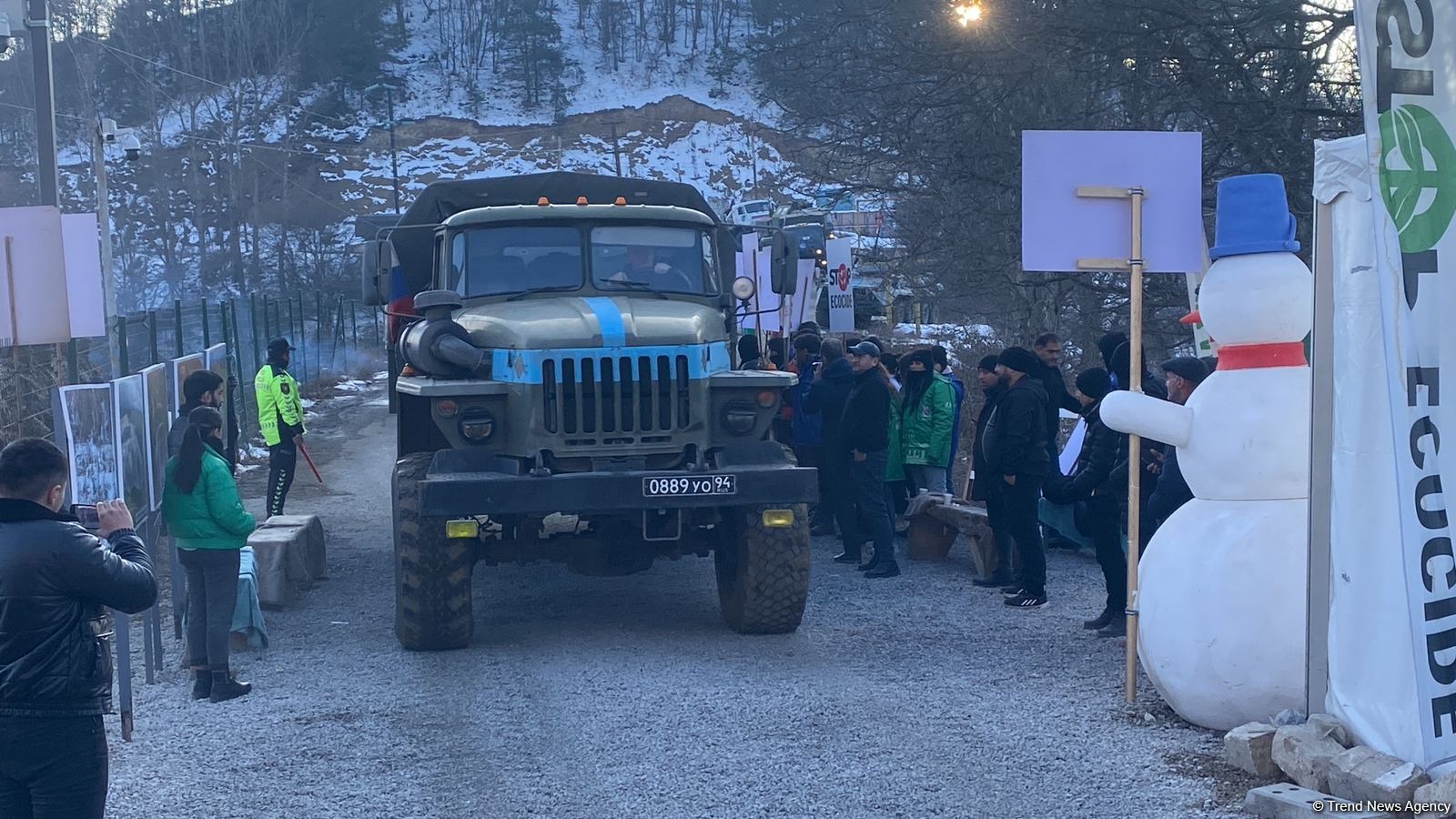 По Лачинской дороге беспрепятственно проехали еще 17 автомобилей миротворцев (ФОТО)