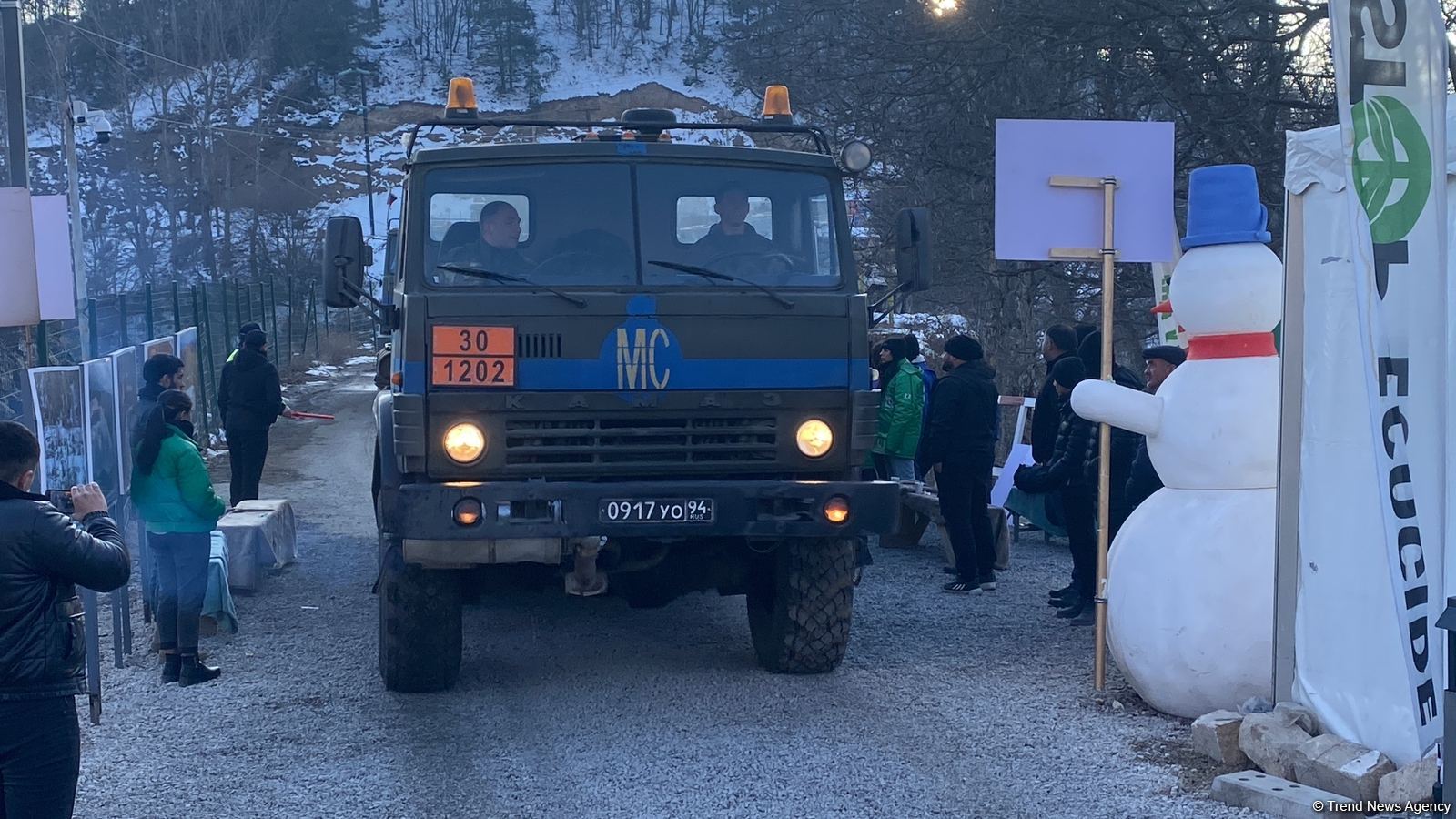 По Лачинской дороге беспрепятственно проехали еще 17 автомобилей миротворцев (ФОТО)