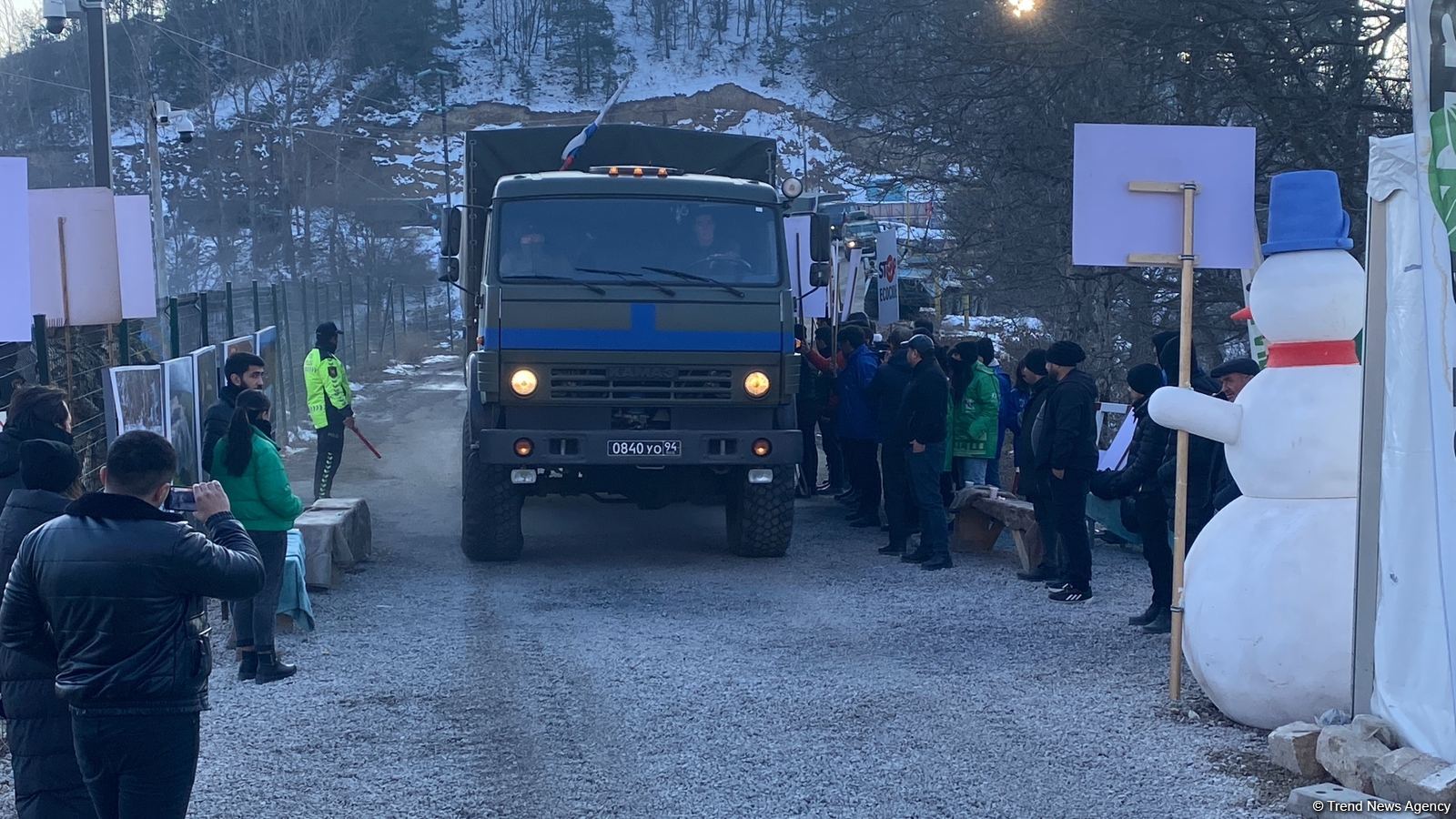 По Лачинской дороге беспрепятственно проехали еще 17 автомобилей миротворцев (ФОТО)