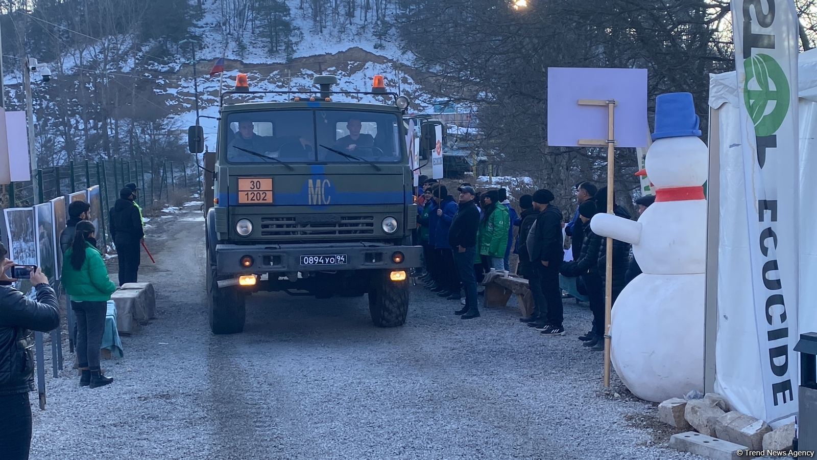 По Лачинской дороге беспрепятственно проехали еще 17 автомобилей миротворцев (ФОТО)