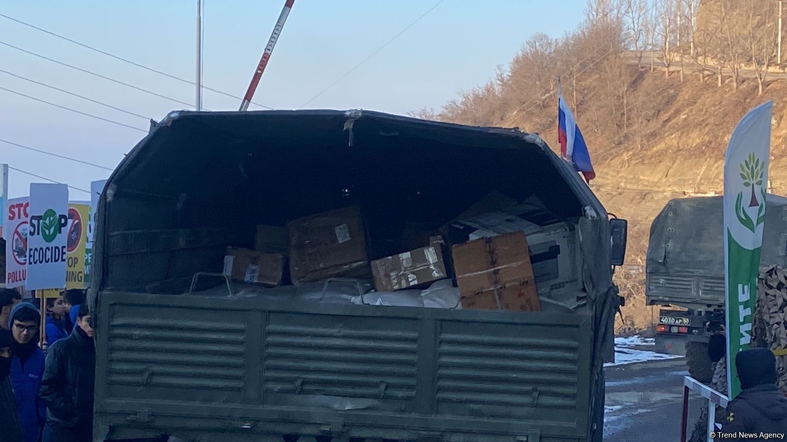 По Лачинской дороге беспрепятственно проехали еще 17 автомобилей миротворцев (ФОТО)