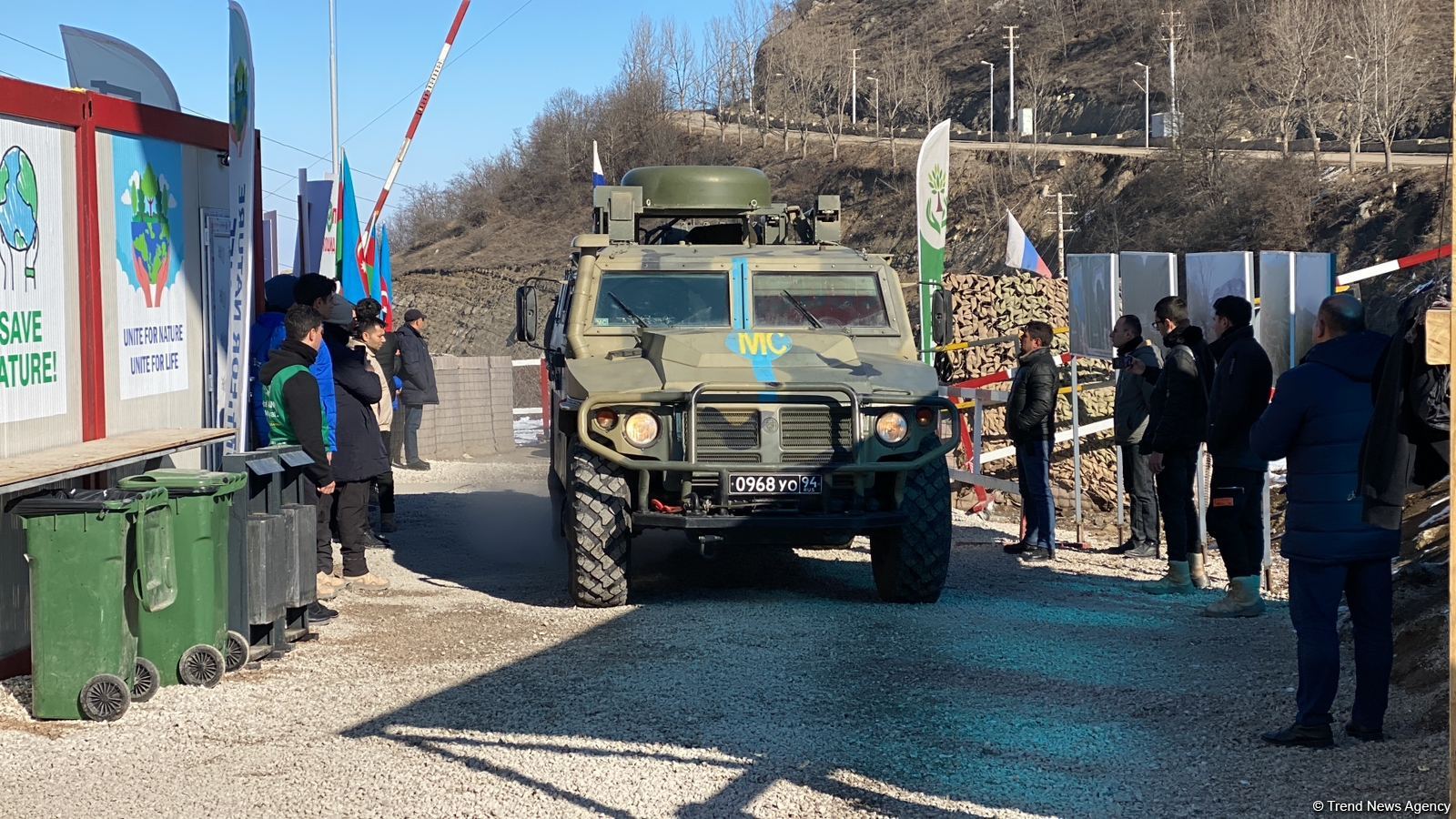 По Лачинской дороге беспрепятственно проехали два военных транспортных средства РМК (ФОТО)