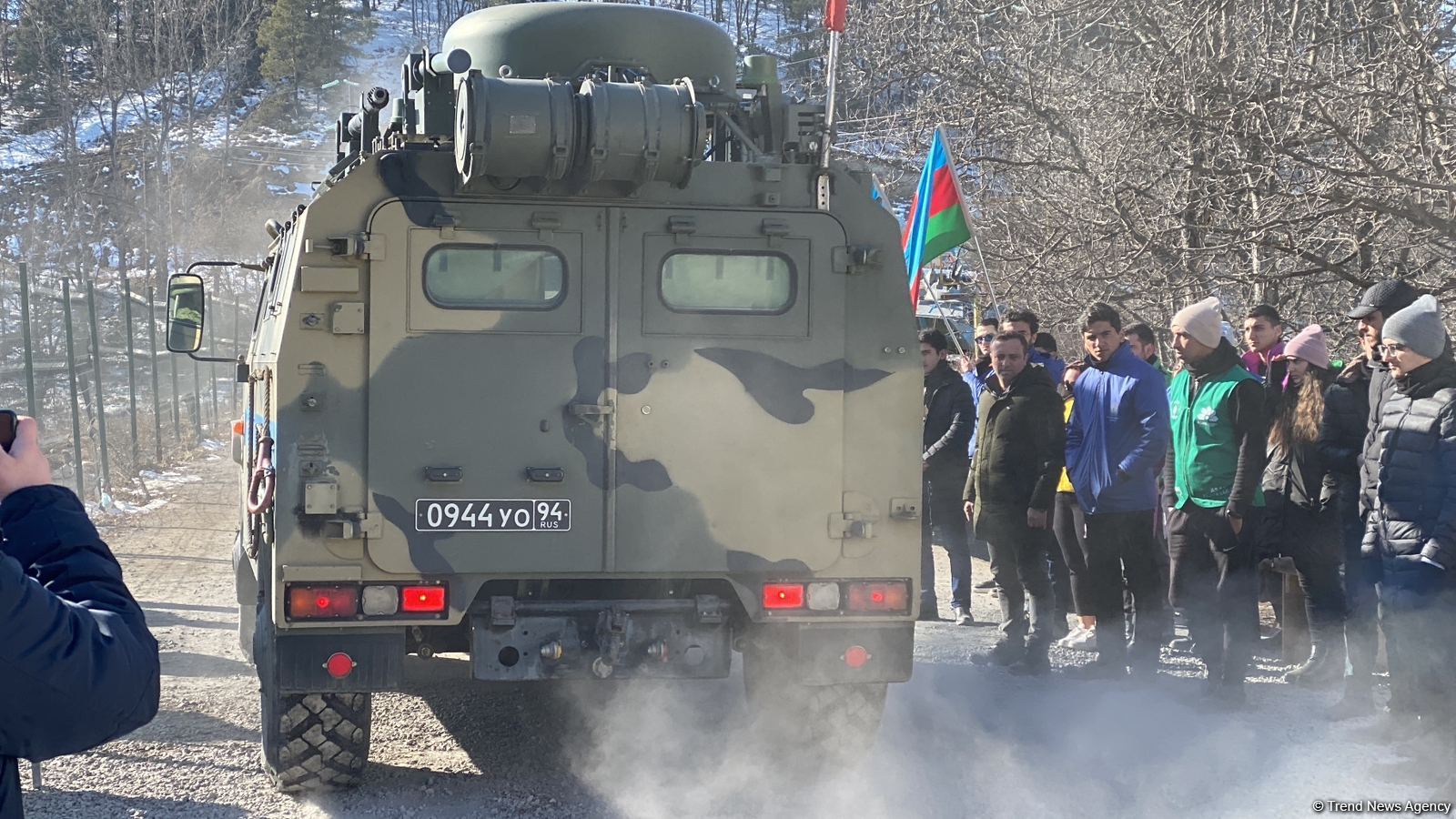 По Лачинской дороге беспрепятственно проехали два военных транспортных средства РМК (ФОТО)