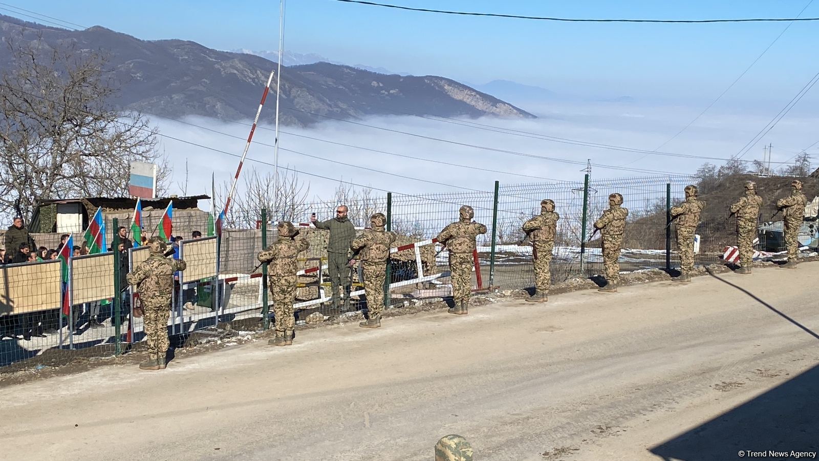 Участники акции протеста на Лачинской дороге почтили память шехидов 20 Января минутой молчания (ФОТО)