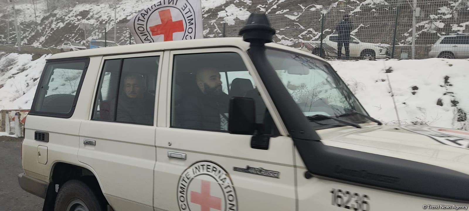 По Лачинской дороге беспрепятственно проехала колонна из 6 автомашин Красного Креста (ФОТО)