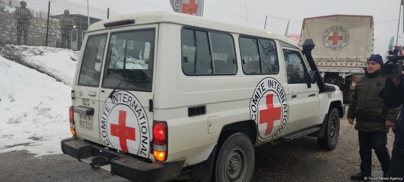 По Лачинской дороге беспрепятственно проехала колонна из 6 автомашин Красного Креста (ФОТО)