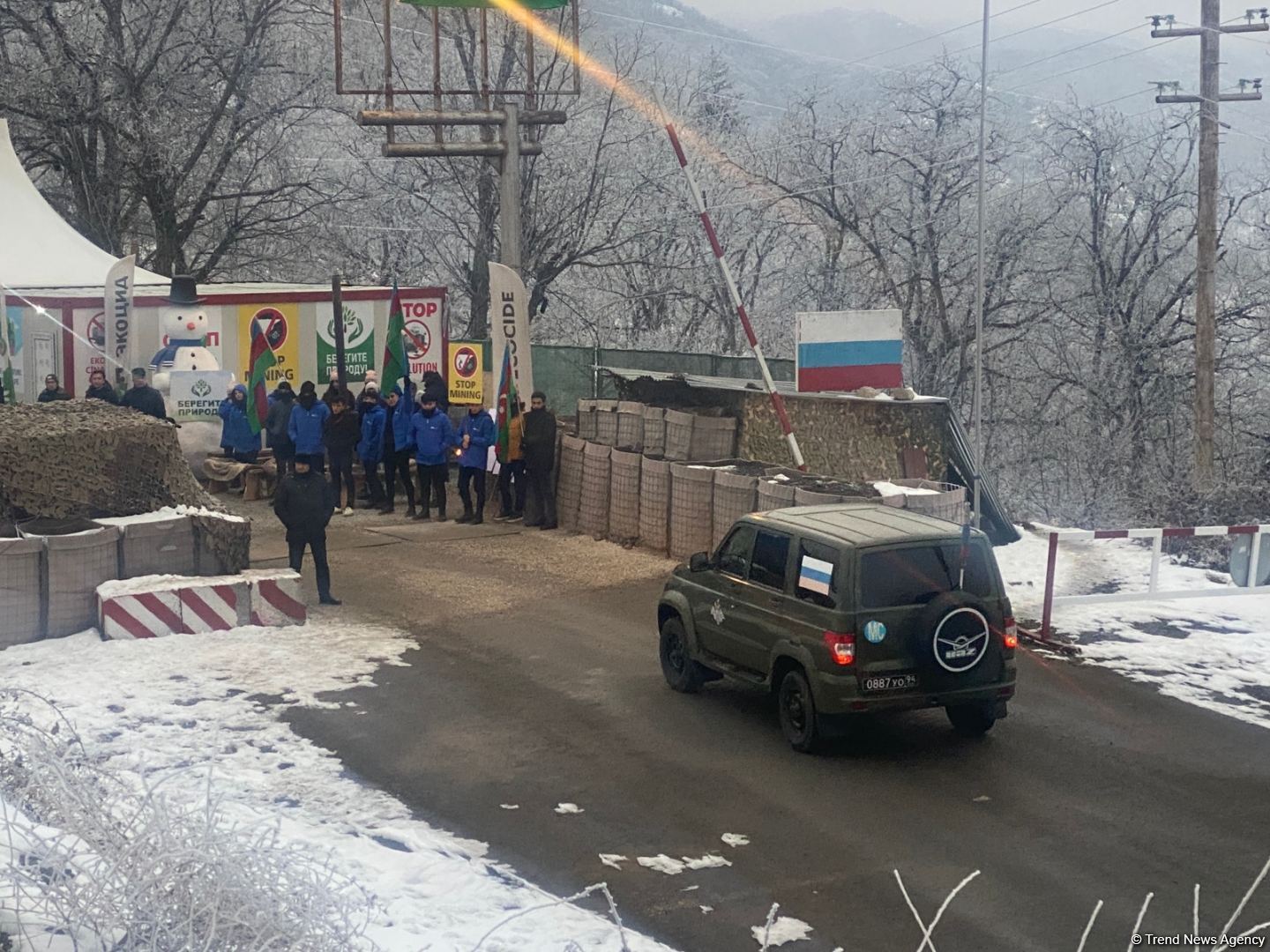 По Лачинской дороге беспрепятственно проехал еще один легковой автомобиль миротворцев (ФОТО)