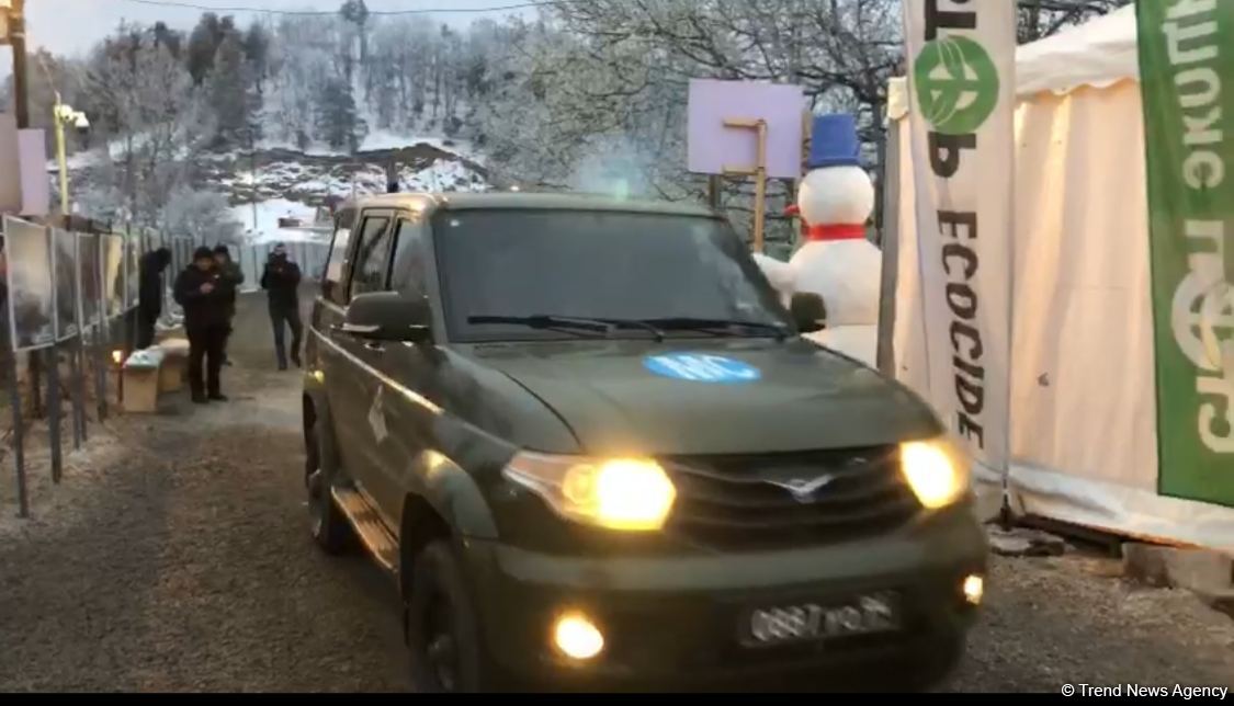 По Лачинской дороге беспрепятственно проехала еще одна машина миротворцев (ВИДЕО)