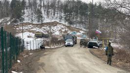 По Лачинской дороге беспрепятственно проехали еще четырнадцать автомобилей миротворцев (ФОТО/ВИДЕО)