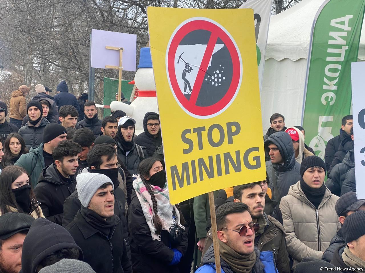 Мирная акция протеста на Лачинской дороге продолжается (ФОТО)