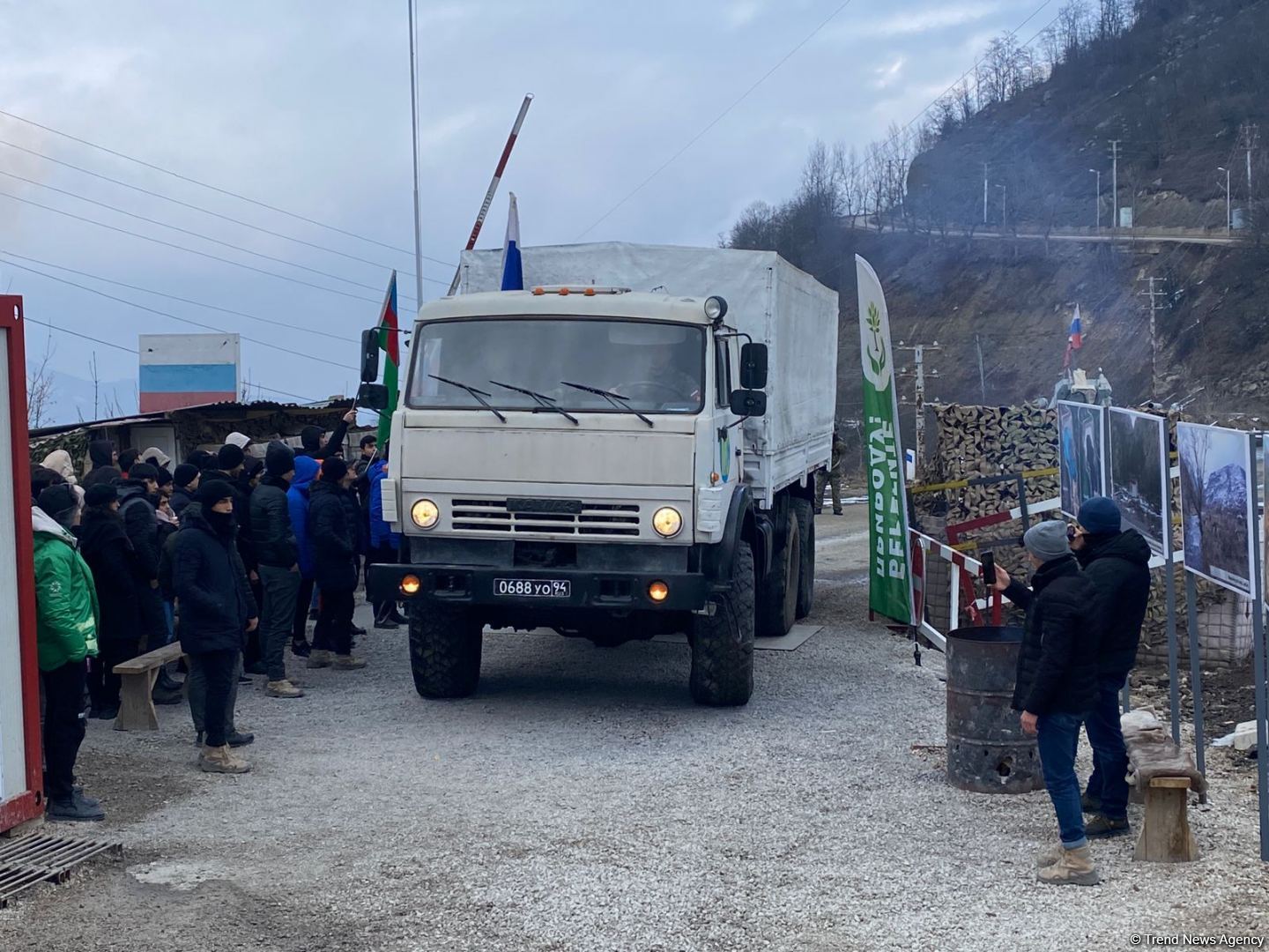 По Лачинской дороге беспрепятственно проехали еще четырнадцать автомобилей миротворцев (ФОТО/ВИДЕО)