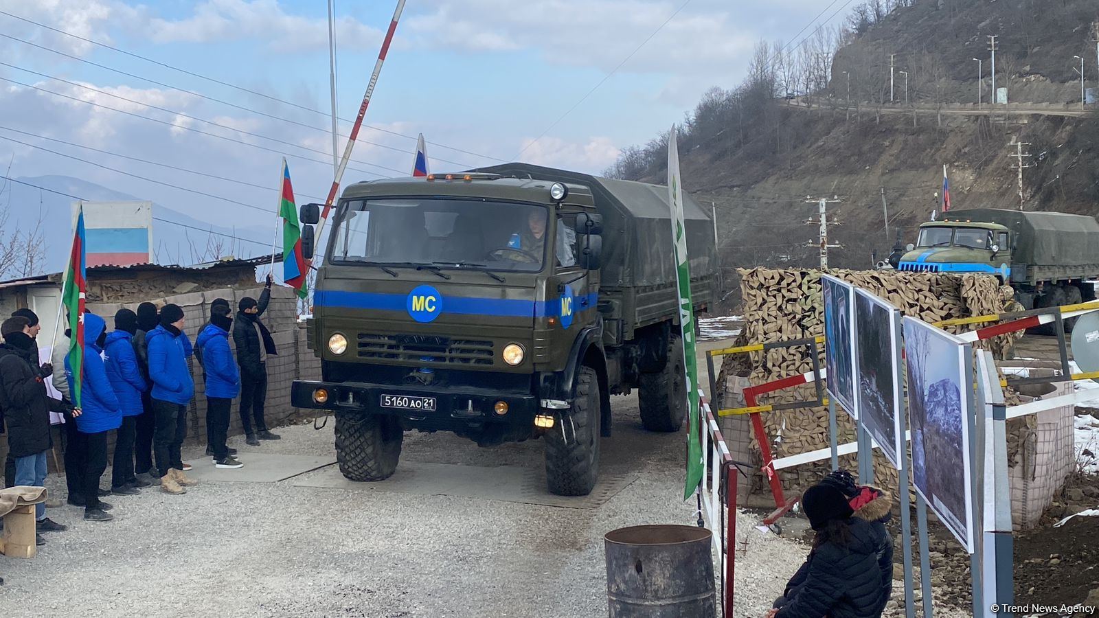 По Лачинской дороге беспрепятственно проехали еще три машины снабжения миротворцев (ФОТО/ВИДЕО)