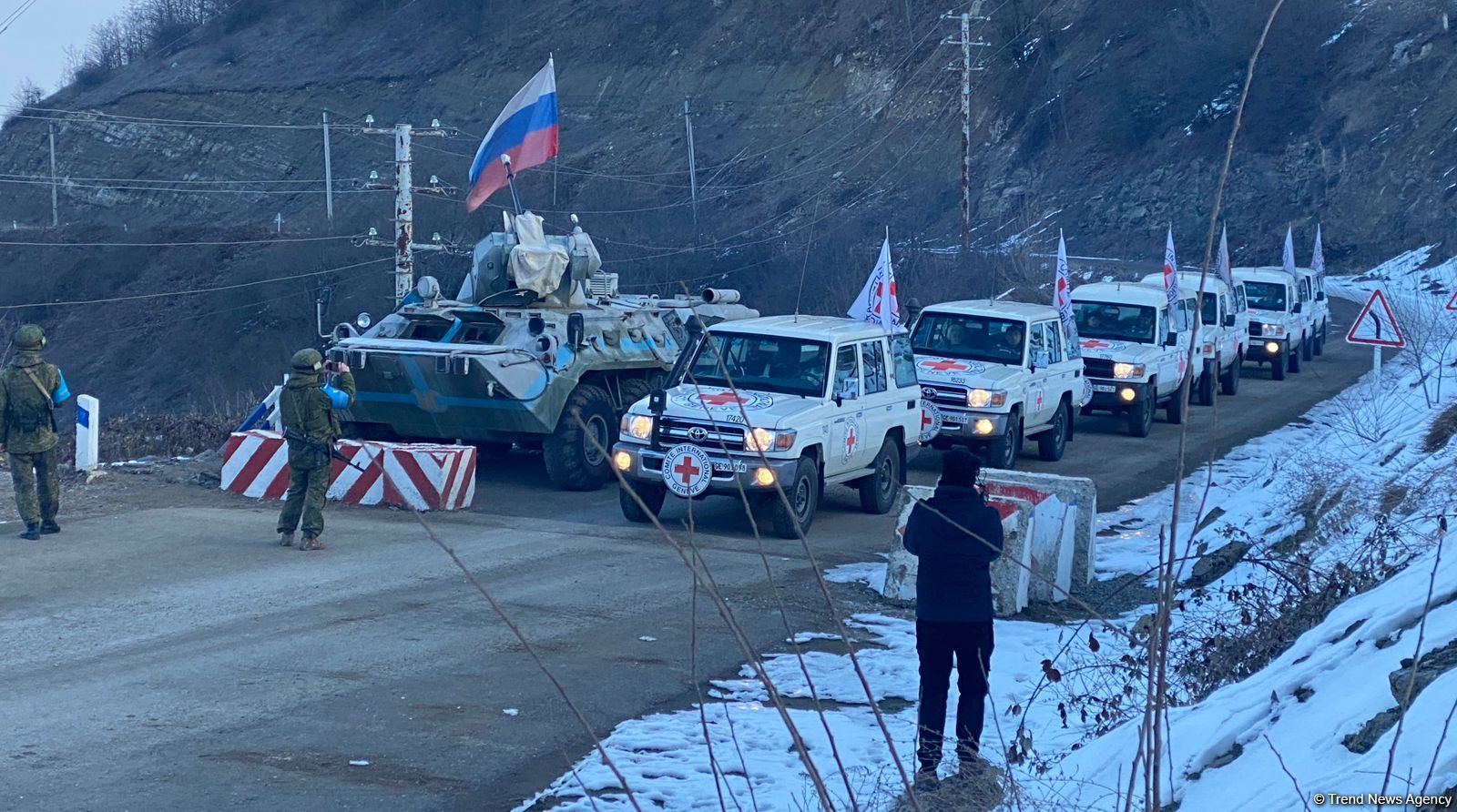 По Лачинской дороге беспрепятственно проехала колонна автомобилей Красного Креста (ФОТО)