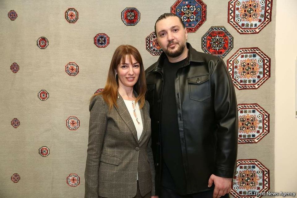 В Баку представлен оригинальный проект – от коллекции Руфата Исмаила к коврам "Азерхалча" (ФОТО)