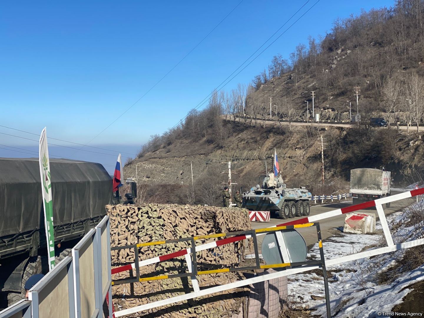 По Лачинской дороге беспрепятственно проехали еще 18 автомобилей миротворцев (ФОТО)