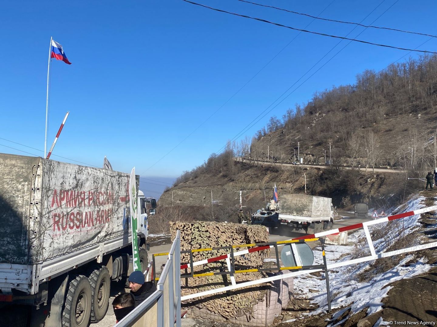 По Лачинской дороге беспрепятственно проехали еще 18 автомобилей миротворцев (ФОТО)