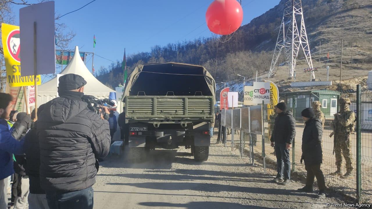 По Лачинской дороге беспрепятственно проехали 19 транспортных средств миротворцев (ФОТО)