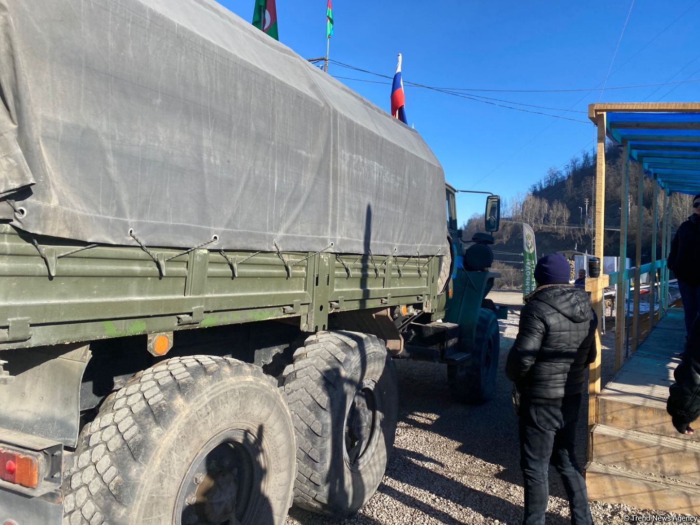 По Лачинской дороге беспрепятственно проехали две машины снабжения миротворцев (ФОТО)