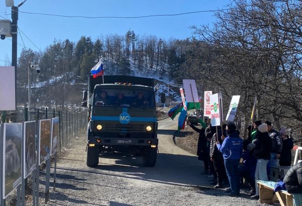 По Лачинской дороге беспрепятственно проехали еще два автомобиля миротворцев (ФОТО)