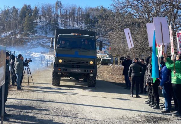 По Лачинской дороге беспрепятственно проехали еще два автомобиля миротворцев (ФОТО)