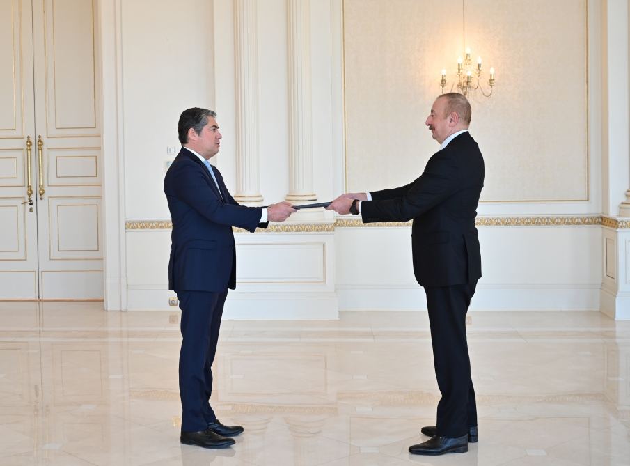 Президент Ильхам Алиев принял верительные грамоты новоназначенного посла Греции в Азербайджане (ФОТО/ВИДЕО)