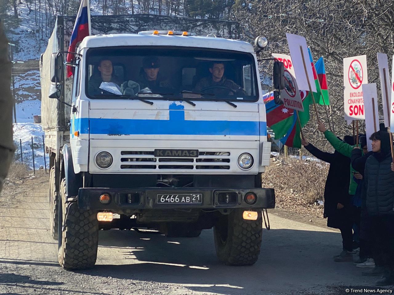 По Лачинской дороге беспрепятственно проехали еще два автомобиля миротворцев (ФОТО)