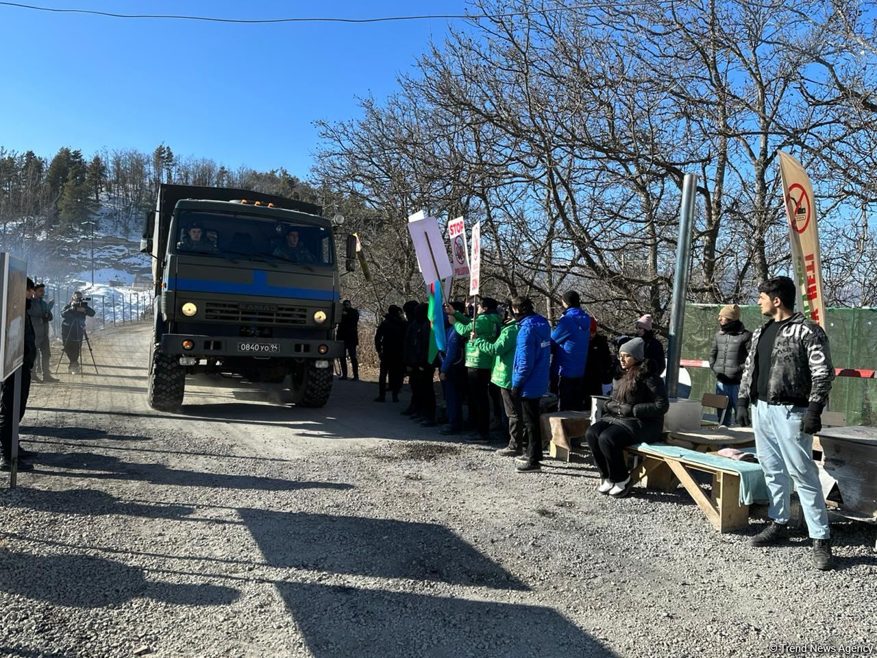 По Лачинской дороге беспрепятственно проехали еще два автомобиля миротворцев (ФОТО)