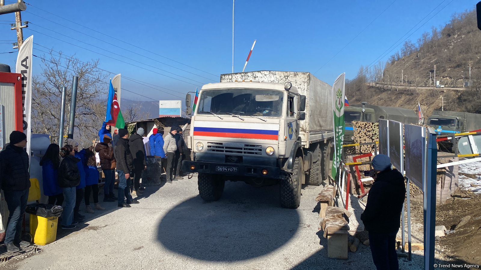 По Лачинской дороге беспрепятственно проехали еще 11 автомобилей миротворцев (ФОТО)