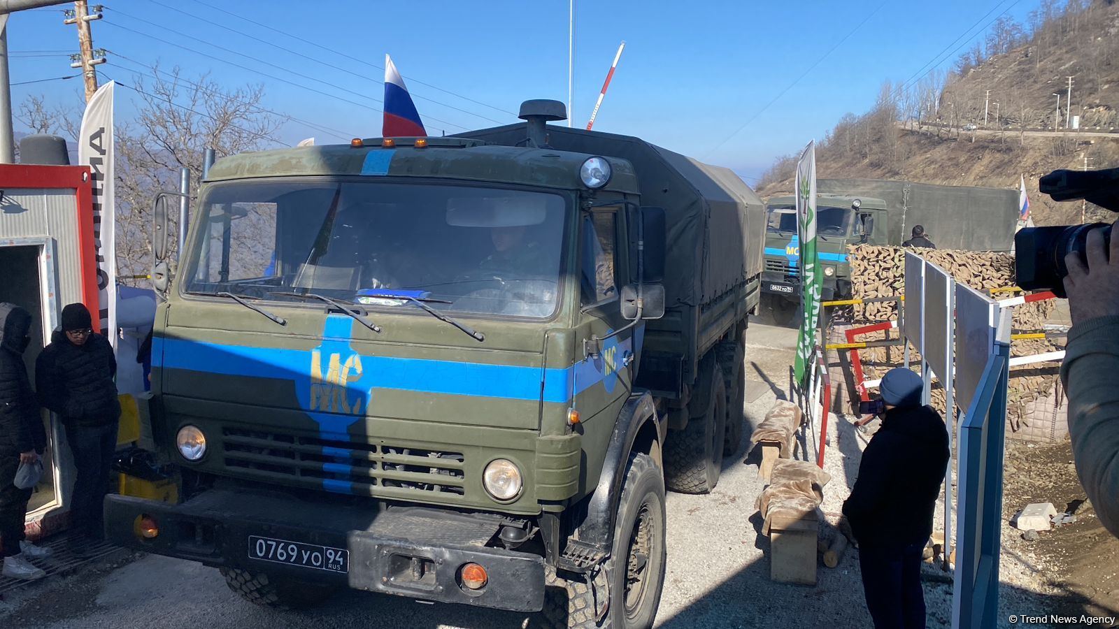 По Лачинской дороге беспрепятственно проехали еще 11 автомобилей миротворцев (ФОТО)