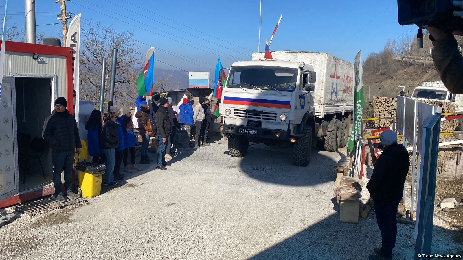 По Лачинской дороге беспрепятственно проехали еще 11 автомобилей миротворцев (ФОТО)