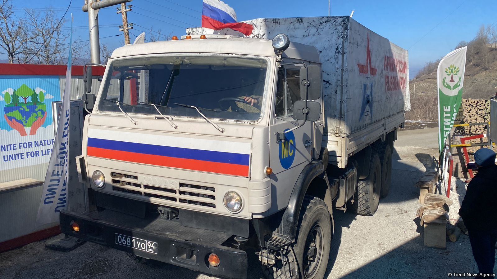 По Лачинской дороге беспрепятственно проехали еще 11 автомобилей миротворцев (ФОТО)