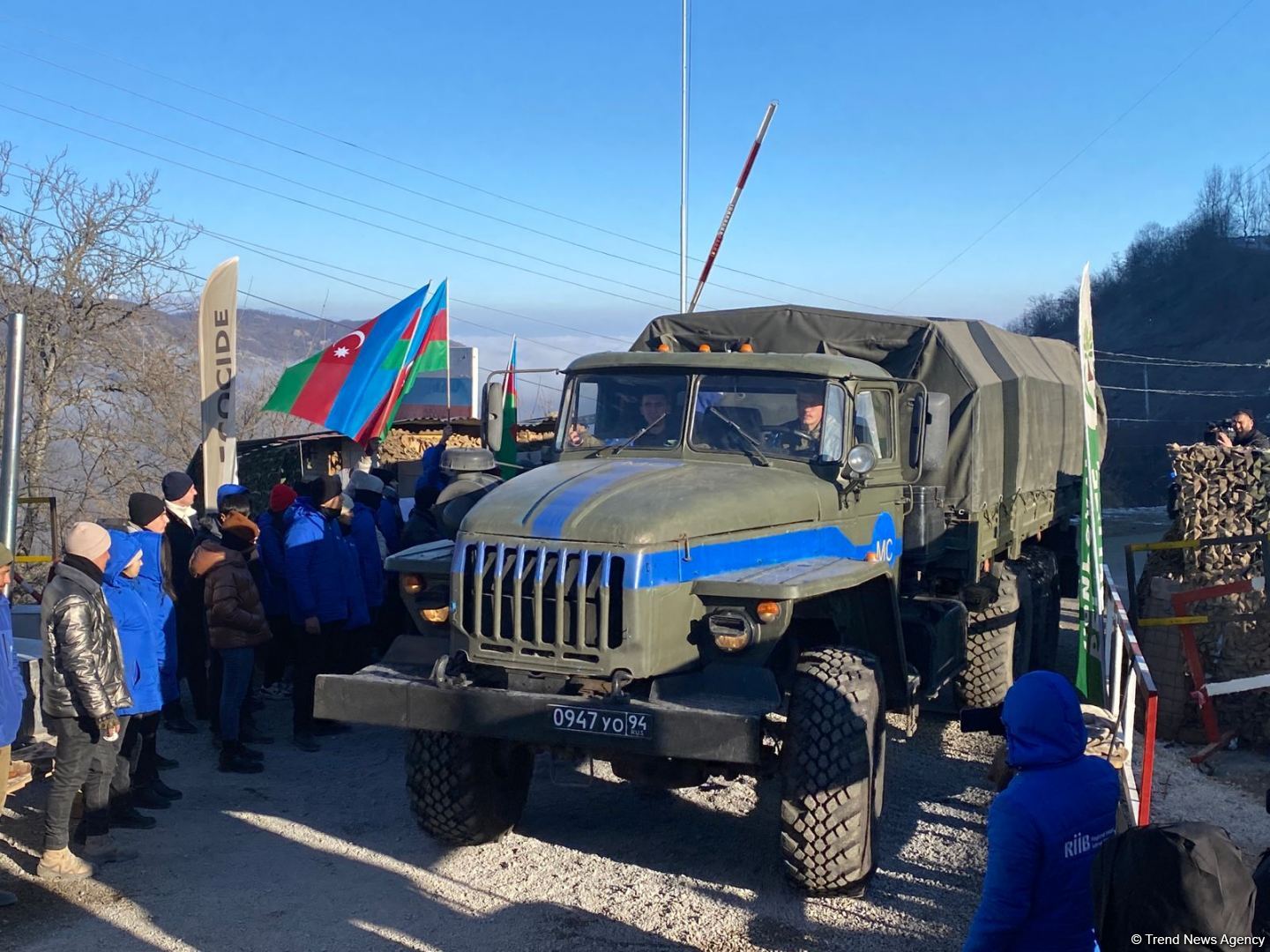 По Лачинской дороге беспрепятственно проехали еще 2 машины снабжения миротворцев (ФОТО)