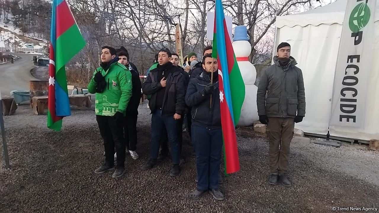 Акция азербайджанских экоактивистов на Лачинской дороге продолжается (ФОТО)