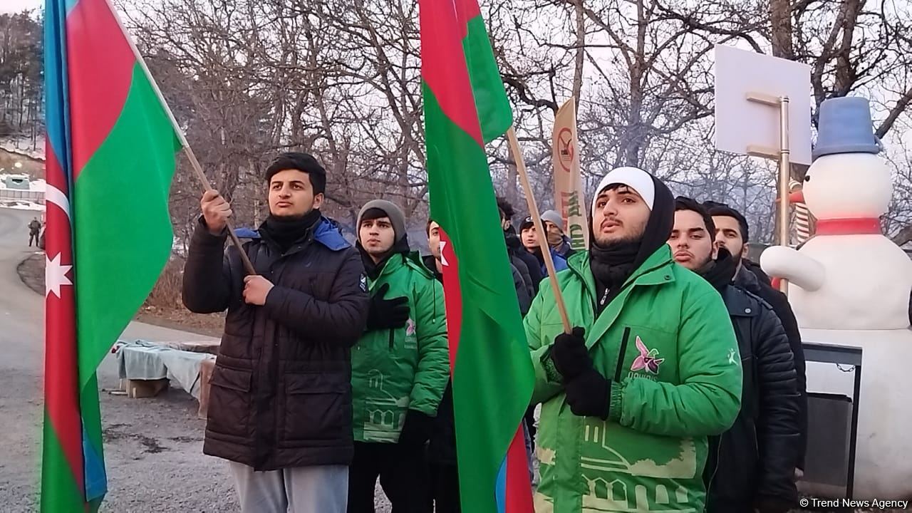 Акция азербайджанских экоактивистов на Лачинской дороге продолжается (ФОТО)
