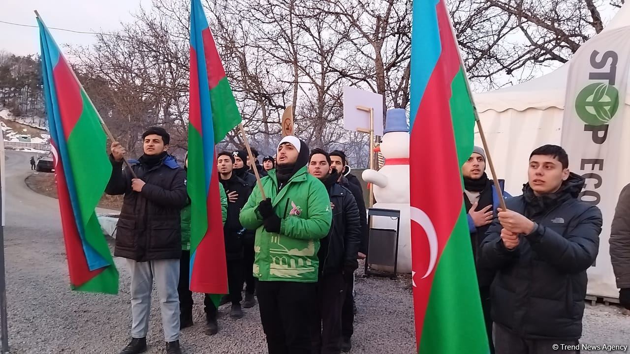 Акция азербайджанских экоактивистов на Лачинской дороге продолжается (ФОТО)