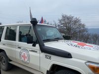 По Лачинской дороге проехали семь автомашин Красного Креста (ФОТО)