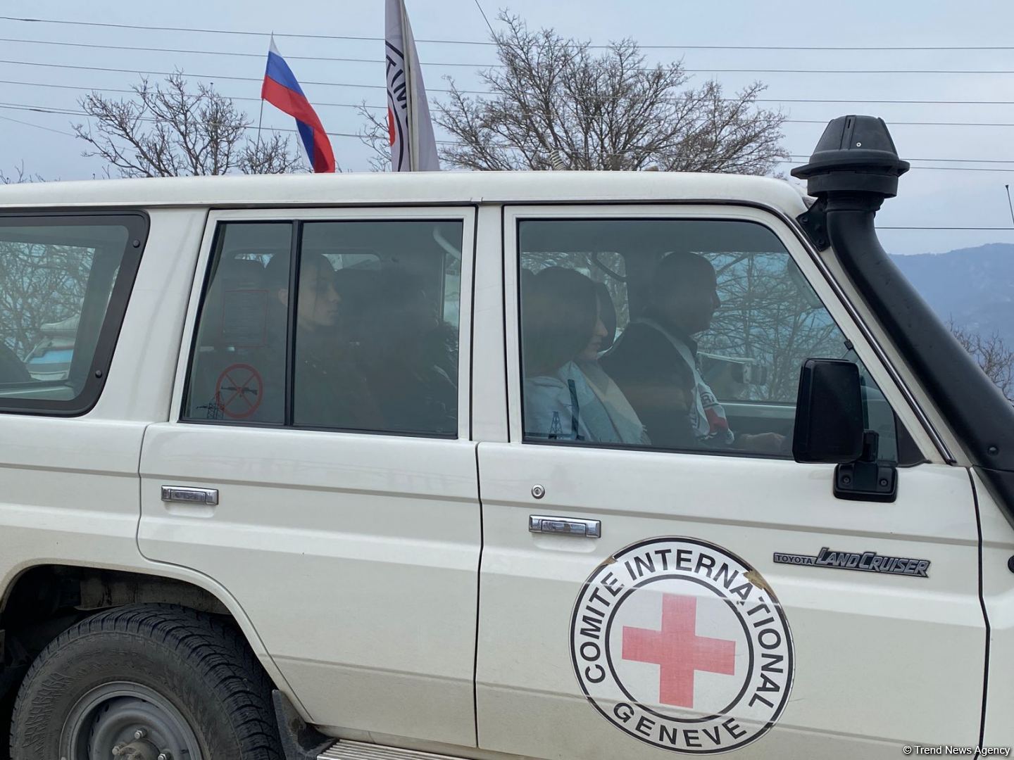 По Лачинской дороге проехали семь автомашин Красного Креста (ФОТО)