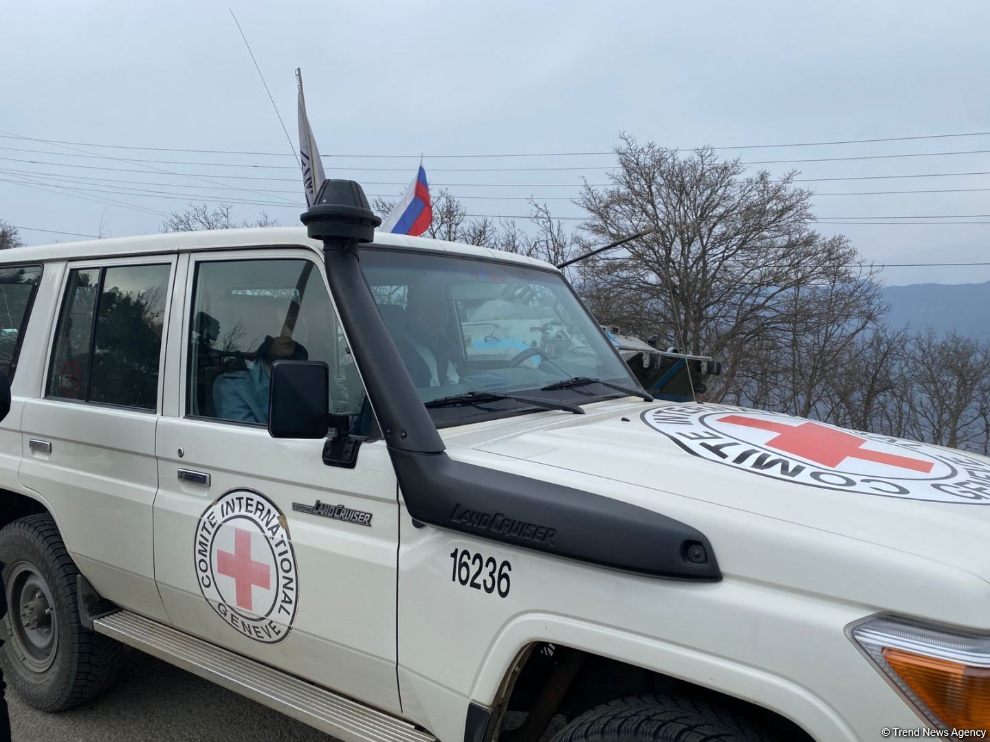 По Лачинской дороге проехали семь автомашин Красного Креста (ФОТО)
