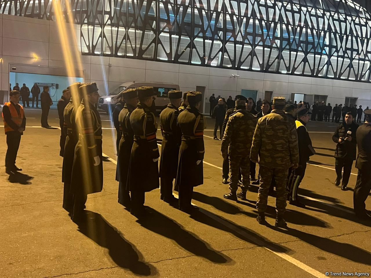 В честь шехида Орхана Аскерова выстроен почетный караул