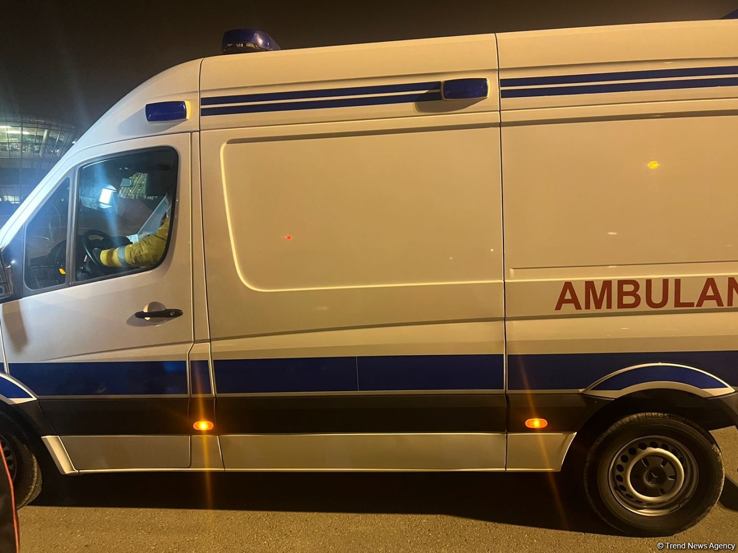 Пострадавших при нападении на посольство Азербайджана в Тегеране увезли каретами скорой помощи (ФОТО/ВИДЕО)