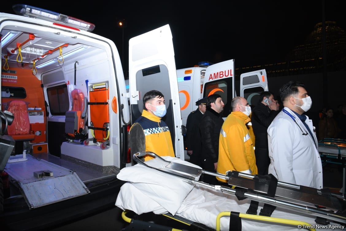 Пострадавших при нападении на посольство Азербайджана в Тегеране увезли каретами скорой помощи (ФОТО/ВИДЕО)